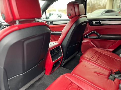 Used 2022 Porsche Cayenne Platinum Edition image 40