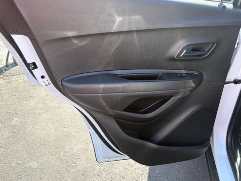 Used 2017 Chevrolet Trax LT w/ LT Convenience Package image 25