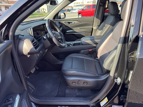 Used 2025 Chevrolet Traverse LT image 13