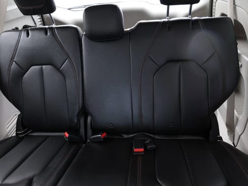 Used 2018 Chrysler Pacifica Touring-L w/ Advanced Safetytec Group FWD image 17