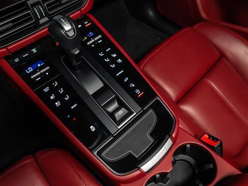 Certified 2024 Porsche Macan AWD/4WD image 24