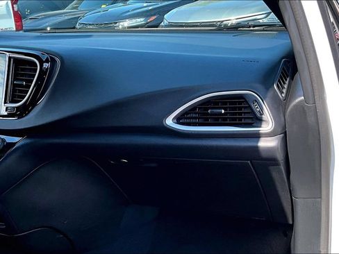 Used 2025 Chrysler Pacifica Select FWD image 25