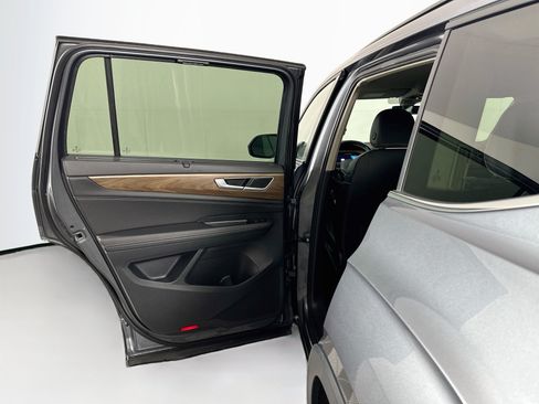 Used 2025 Volkswagen Atlas SE FWD image 25