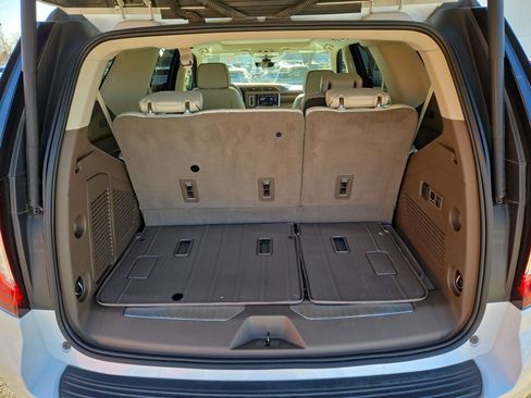 Used 2021 GMC Yukon Denali w/ Denali Premium Package image 12