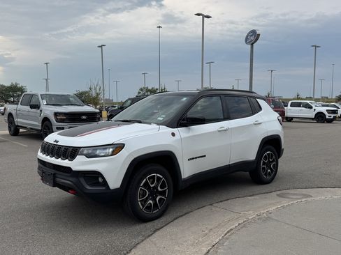 Used 2024 Jeep Compass Trailhawk AWD/4WD image 3
