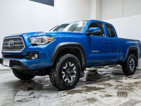 Used 2017 Toyota Tacoma TRD Off-Road image 3