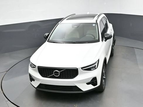 Used 2024 Volvo XC40 B5 Plus AWD/4WD image 43