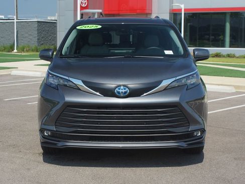 Used 2025 Toyota Sienna XLE w/ XLE Plus Package FWD image 27