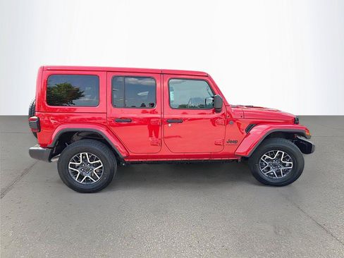 Used 2025 Jeep Wrangler Unlimited Sahara AWD/4WD image 3