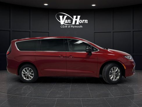 New 2026 Chrysler Pacifica Limited w/ Trailer Tow Group AWD/4WD image 2
