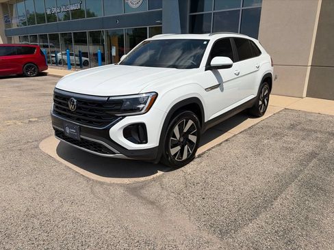 Certified 2024 Volkswagen Atlas Cross Sport SE w/ Panoramic Sunroof Package AWD/4WD image 4