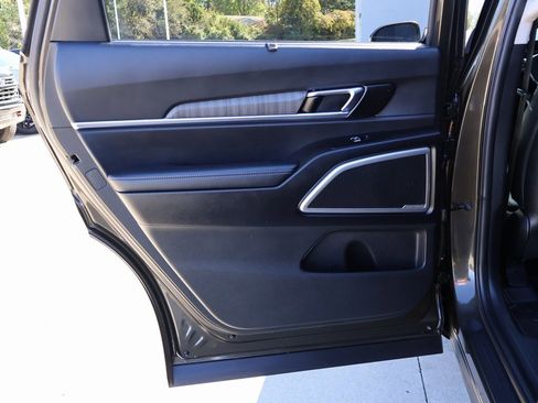 Used 2023 Kia Telluride EX w/ EX Captain's Chair Package image 29