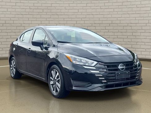 Used 2025 Nissan Versa SV FWD image 3