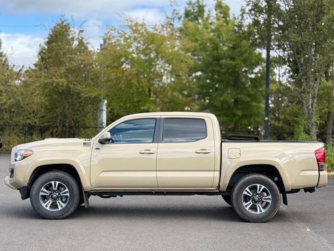 Used 2016 Toyota Tacoma TRD Sport w/ Towing Package RWD image 2
