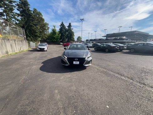 Used 2025 Nissan Altima 2.5 SV FWD image 16