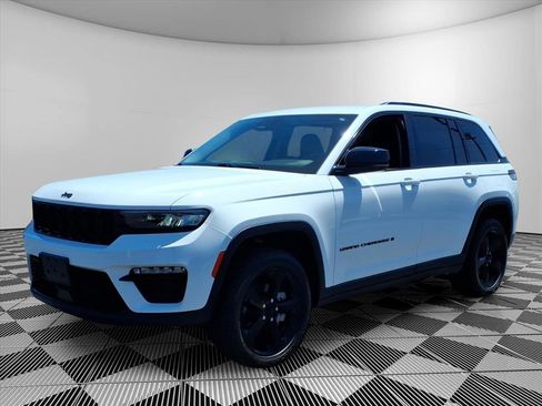 Used 2023 Jeep Grand Cherokee Limited w/ Black Appearance Package AWD/4WD image 4