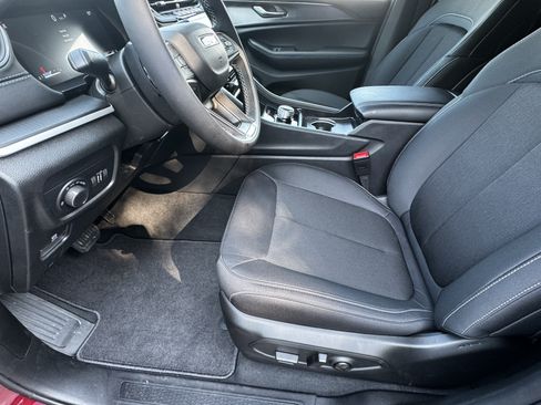 Used 2025 Jeep Grand Cherokee Laredo RWD image 9