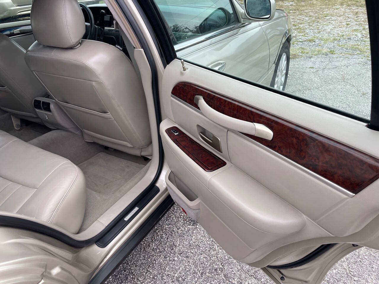 Used 2007 Lincoln Town Car Signature RWD image 11