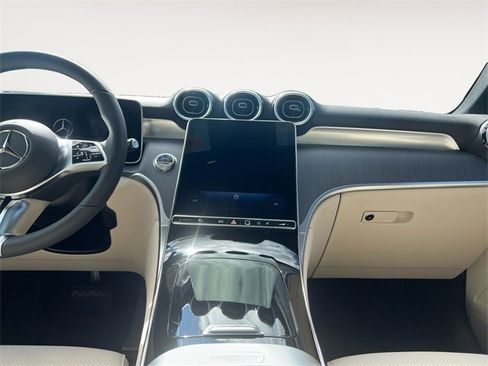 Used 2025 Mercedes-Benz GLC 300 4MATIC image 11