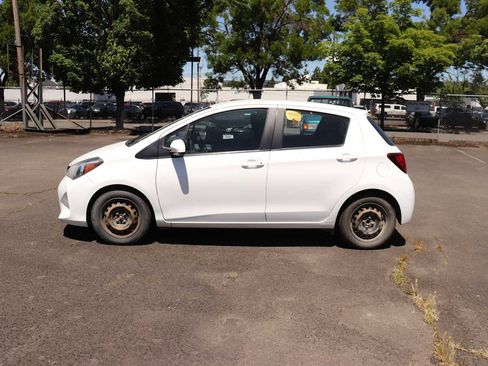 Used 2017 Toyota Yaris L w/ Carpet Mat Package FWD image 8