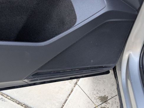 Used 2020 Volkswagen Tiguan SE image 15