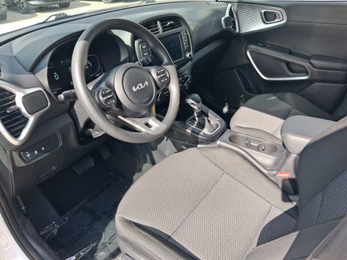 Used 2023 Kia Soul LX w/ LX Technology Package FWD image 10