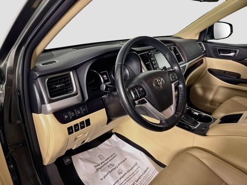 Used 2017 Toyota Highlander Limited Platinum FWD image 9