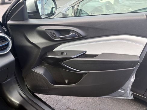 Used 2025 Chevrolet Trax LT w/ LT Convenience Package image 17