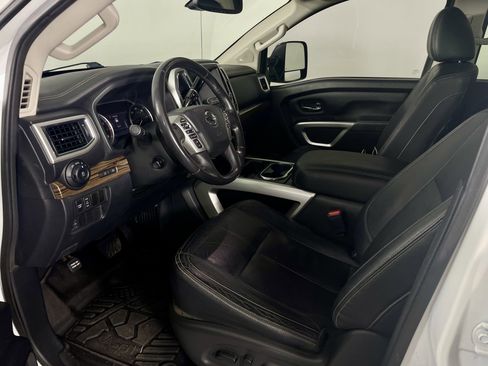 Used 2020 Nissan Titan SL w/ Moonroof Package image 9