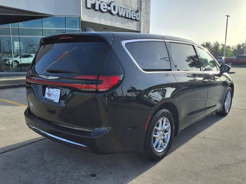 Used 2024 Chrysler Pacifica Touring-L FWD image 5