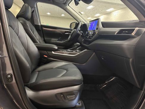 Certified 2025 Toyota Highlander Platinum image 29