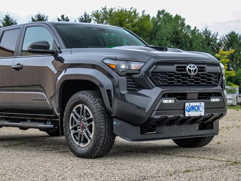 Used 2024 Toyota Tacoma TRD Sport w/ TRD Sport Premium Package AWD/4WD image 25