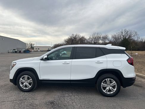 Used 2024 GMC Terrain SLE image 9