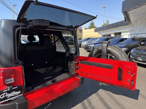 Used 2017 Jeep Wrangler Unlimited Sahara w/ Connectivity Group AWD/4WD image 7