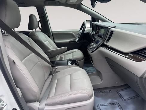 Used 2019 Toyota Sienna XLE FWD image 15