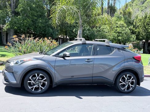 Used 2018 Toyota C-HR XLE FWD image 2