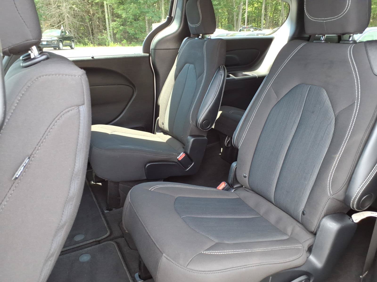 Used 2022 Chrysler Pacifica Touring FWD image 10