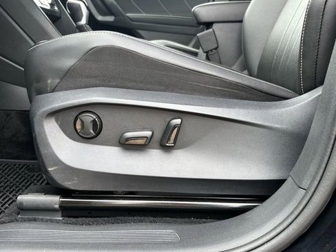 Used 2024 Volkswagen Tiguan SE image 15