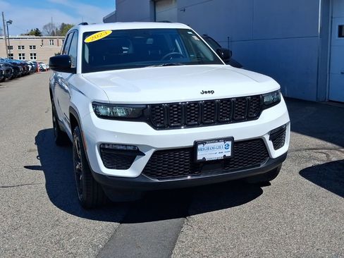 Certified 2023 Jeep Grand Cherokee Limited w/ Black Appearance Package AWD/4WD image 3