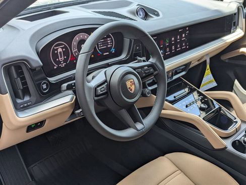 Certified 2025 Porsche Cayenne Coupe image 4