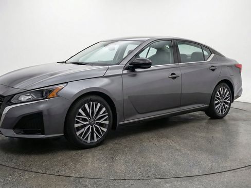 Used 2025 Nissan Altima 2.5 SV FWD image 3