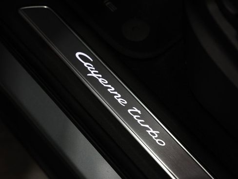 Used 2022 Porsche Cayenne Turbo image 33