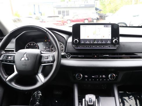 Used 2024 Mitsubishi Outlander AWD image 19