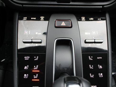 Used 2022 Porsche Macan Base image 23