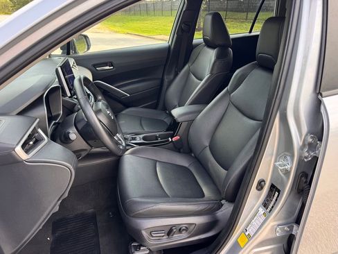 Used 2025 Toyota Corolla Cross XLE FWD image 19