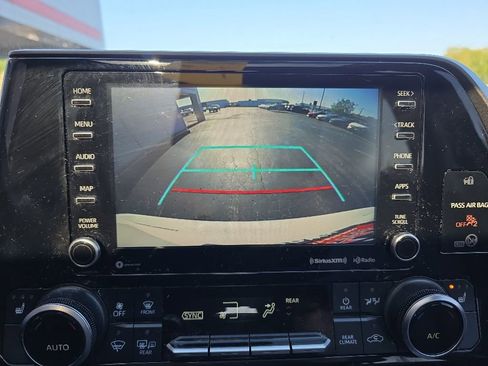 Used 2020 Toyota Highlander XLE AWD/4WD image 25