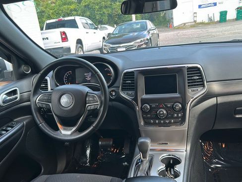 Used 2019 Jeep Grand Cherokee Laredo image 11