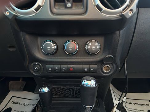 Used 2017 Jeep Wrangler Unlimited Rubicon image 13