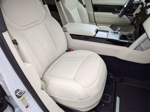 New 2025 Land Rover Range Rover SE image 18
