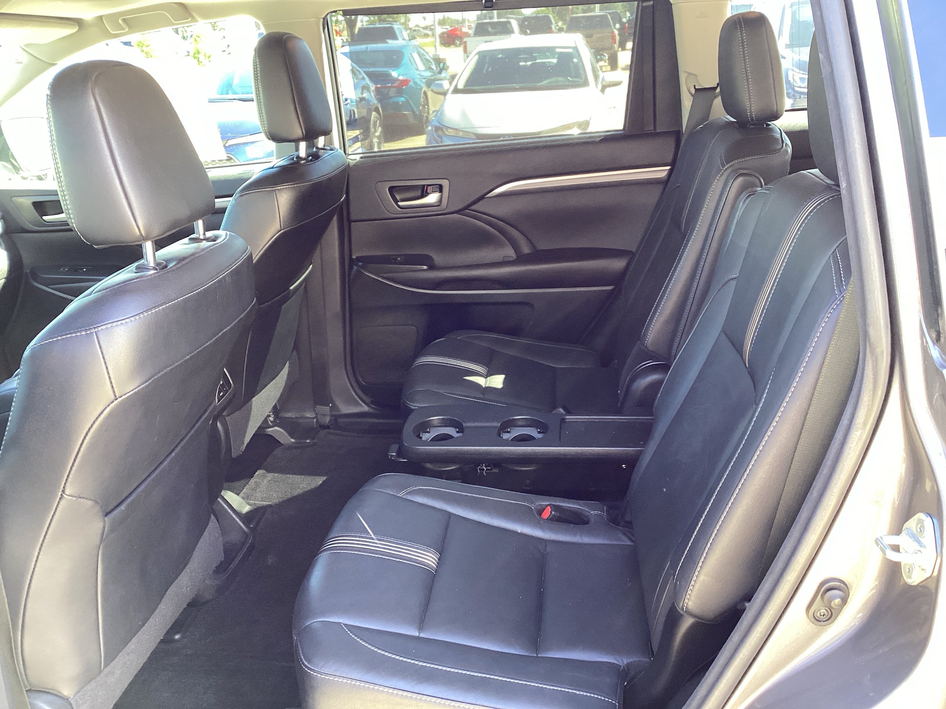 Used 2017 Toyota Highlander SE FWD image 12